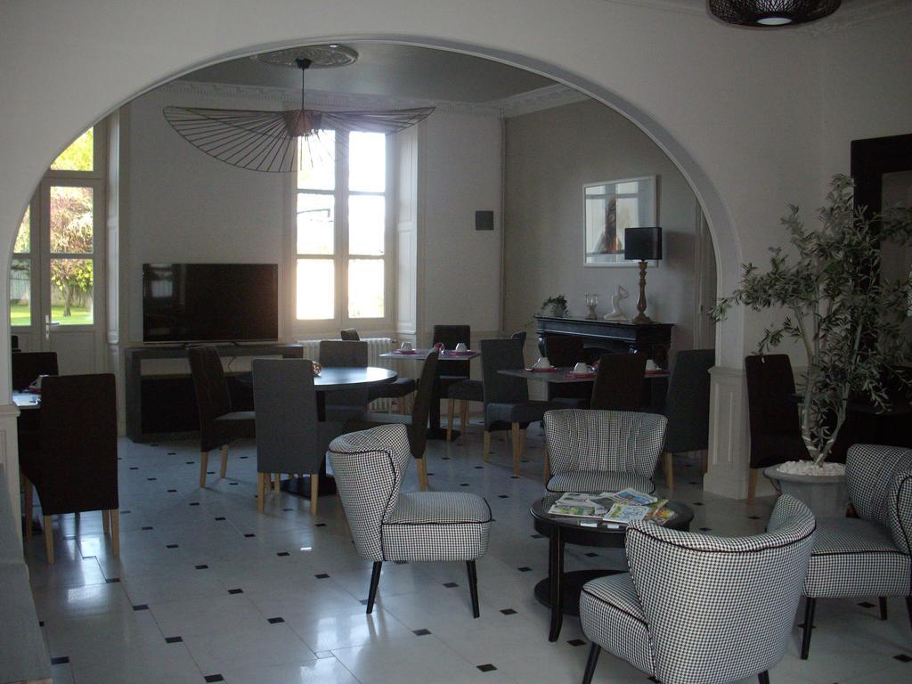 Hotel Le Saint Martin Sable-sur-Sarthe Bagian luar foto
